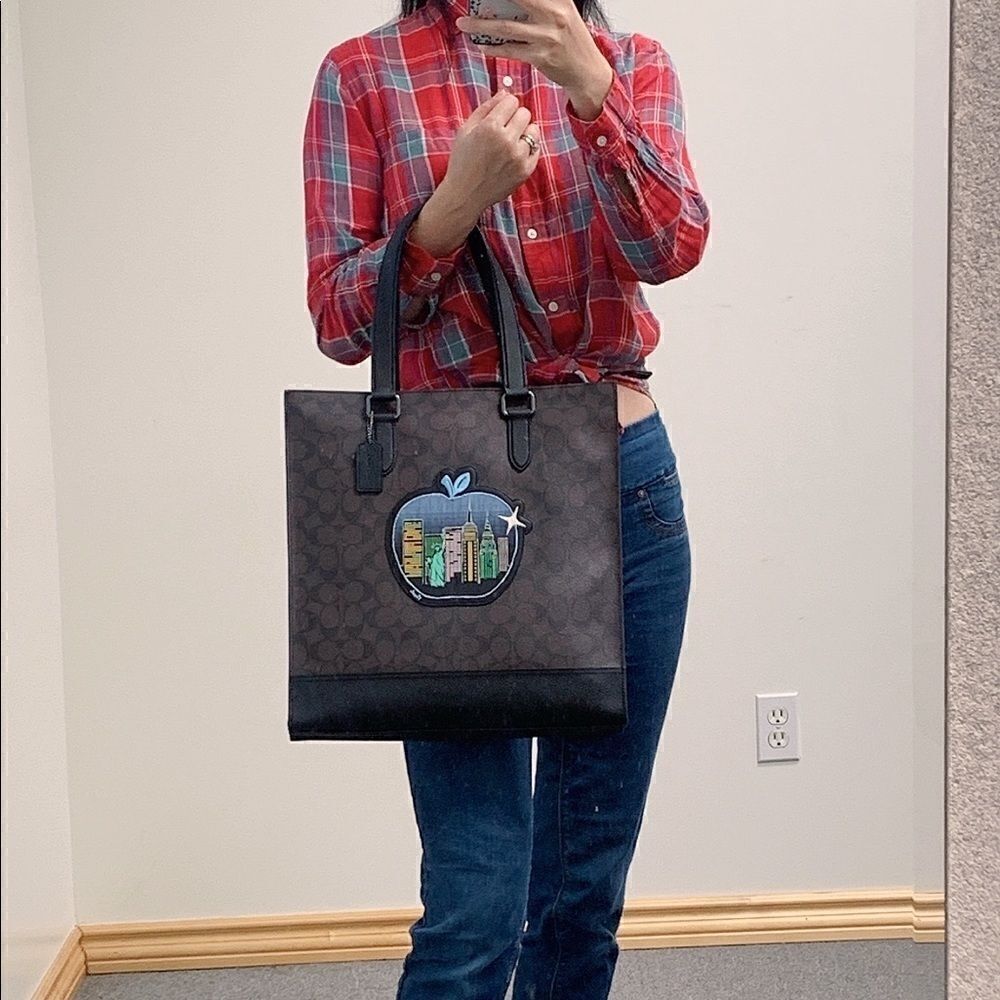 Coach Graham Structured Tote In Signature Canvas With Souvenir Patches - Picture 8 of 16